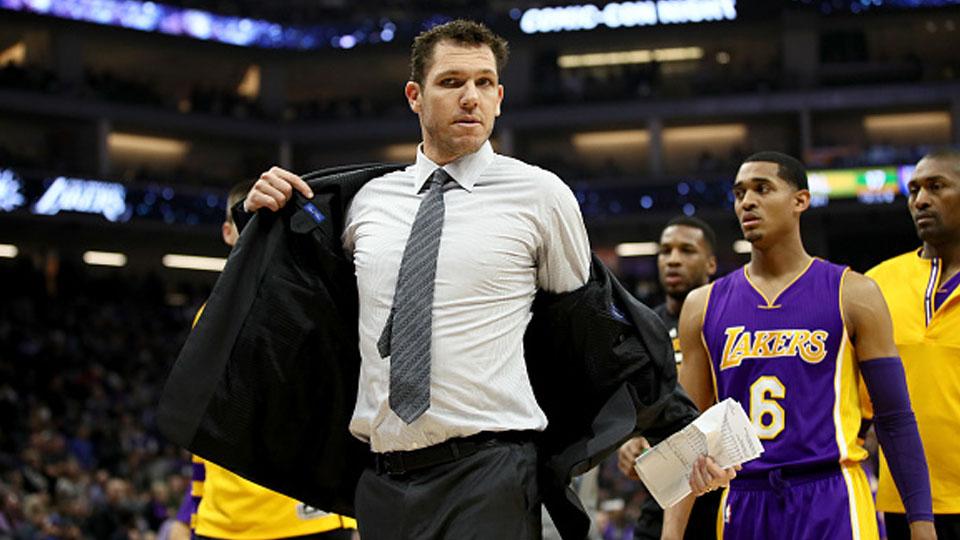 Mantan pelatih Los Angeles Lakers, Luke Walton. - INDOSPORT
